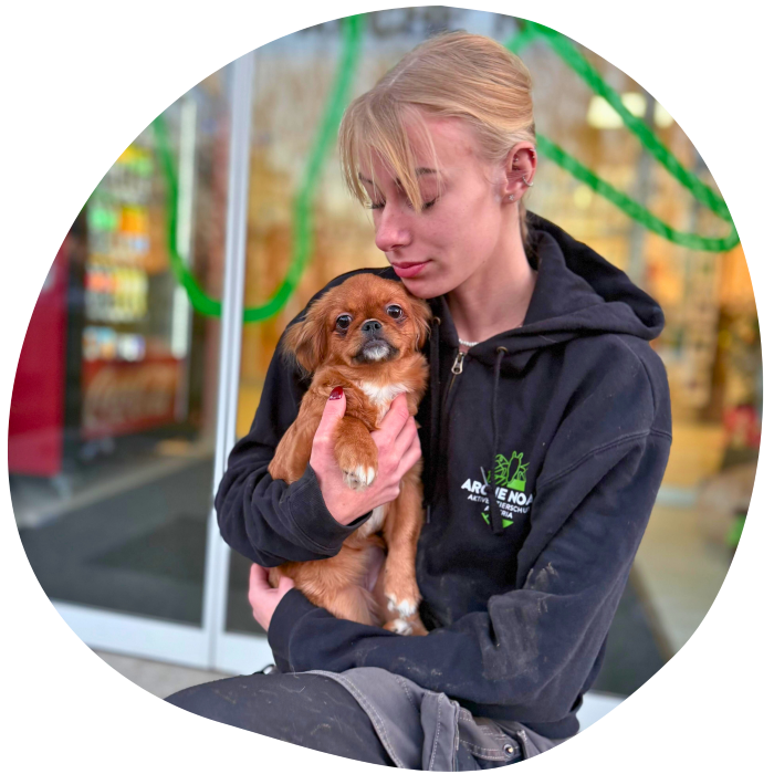 Tierpflegerin Lisa mit blonden Haaren hält die kleine Hündin Elsa.