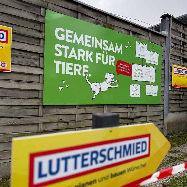 Hinweis "Gemeinsam stark für Tiere" an einer Wand, umgeben von bunten Schildern.