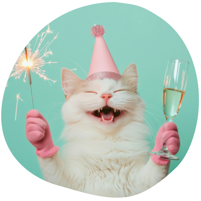 Eine feierliche Katze mit Partyhut, Sektglas und Wunderkerze.