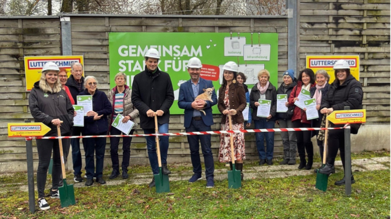 Gruppenfoto von Personen mit Helmen beim Spatenstich   im Freien für den Umbau des Tierheims Arche Noah in Graz.