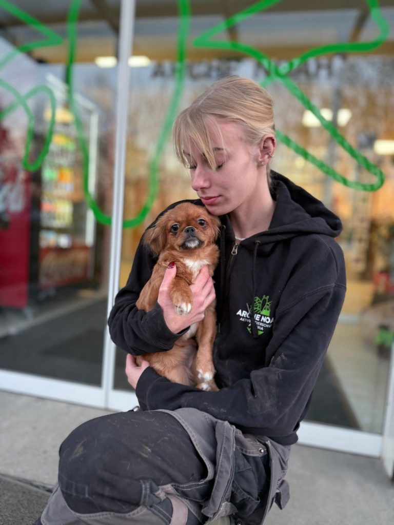 Tierpflegerin Lisa hält die kleine Hündin Elsa in den Armen, nachdem sie sie gefunden hat.