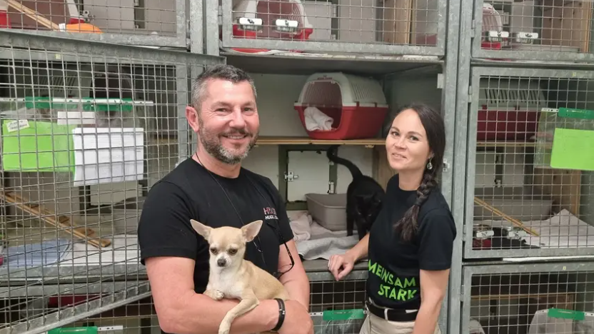 Obmann Karl Forstner, mit seinem Chihuahua und Kassierin Katharina Gründl stehen im Katzenbereich